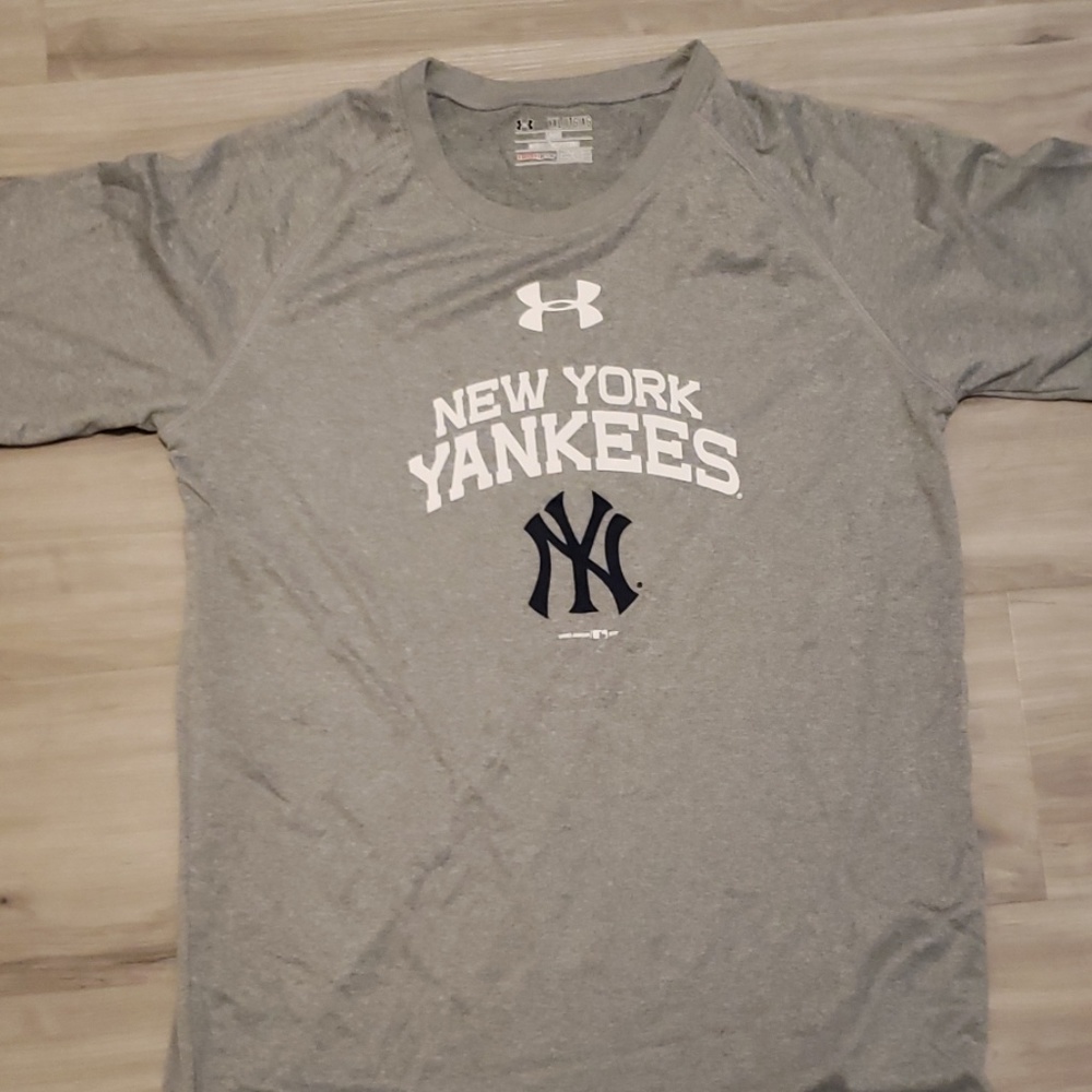 BNWT Under Armour NY Yankees tshirt